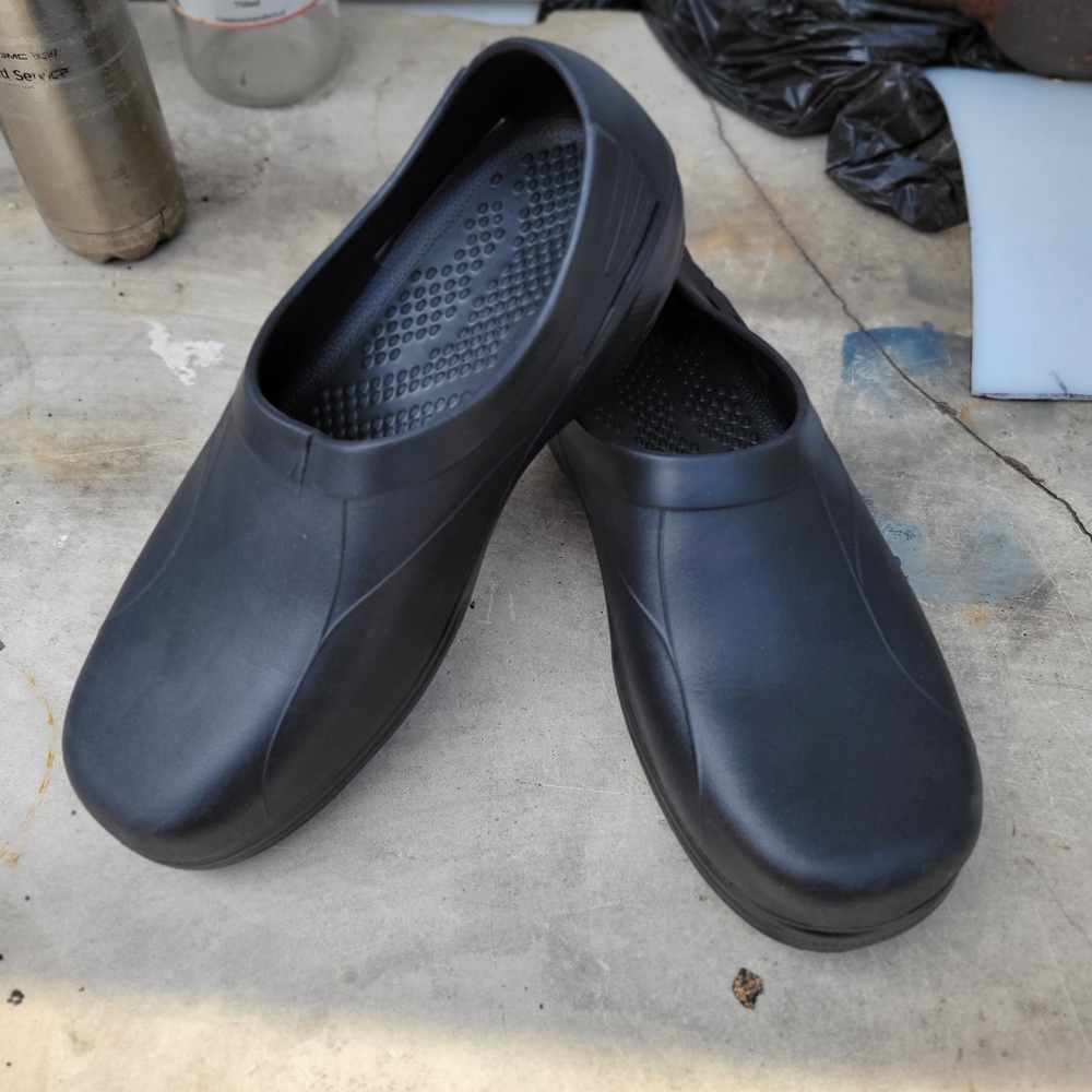 Men's TredSafe shoes simular to crocs size 13